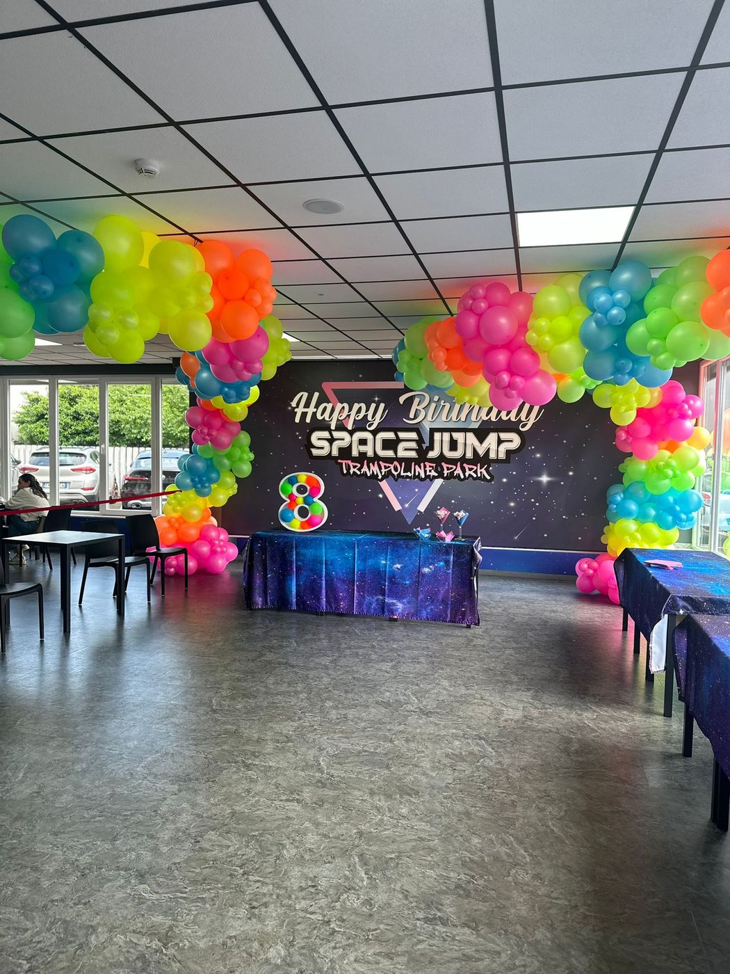 Area feste di Space Jump a Lissone allestita con arco di palloncini e tavoli