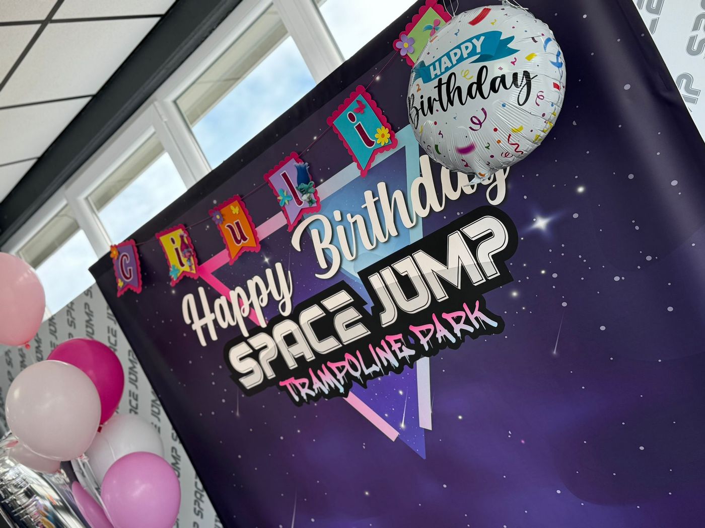 Backdrop Happy Birthday per le feste di compleanno al trampoline park Space Jump di Lissone