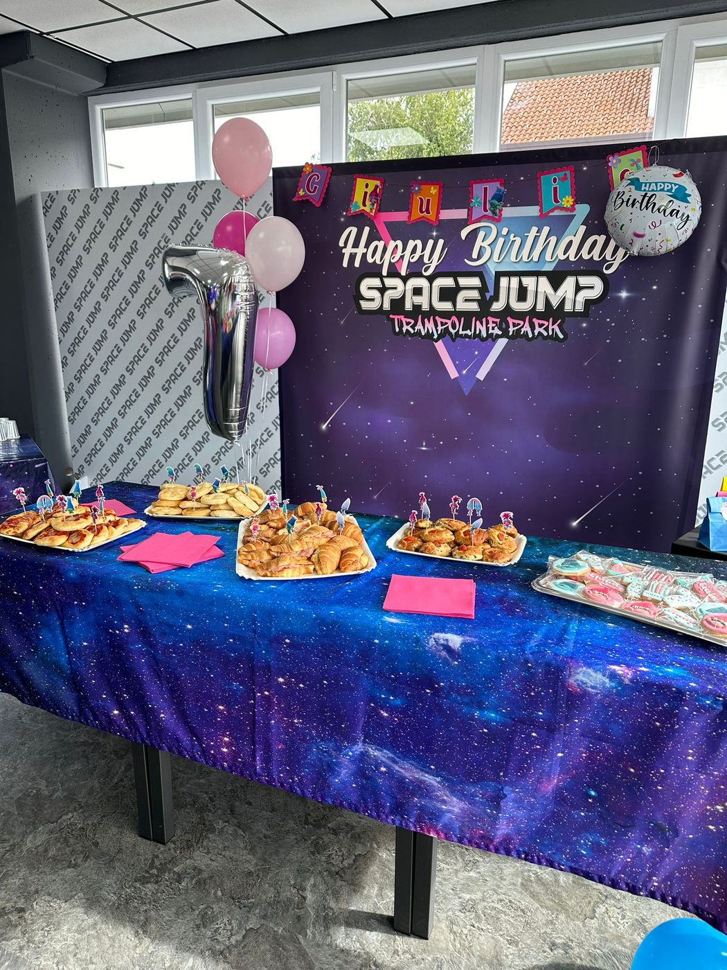 Buffet per festa di compleanno con pizza, focaccia e mini panini al trampoline park Space Jump di Lissone