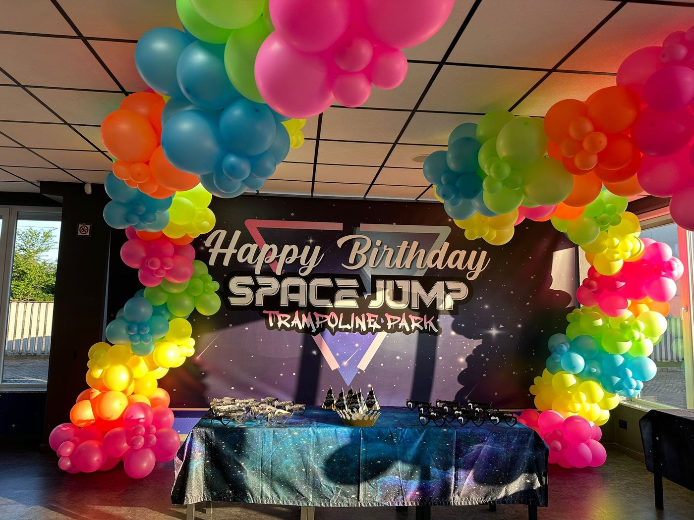 Sala per feste di compleanno allestita con arco di palloncini al trampoline park Space Jump di Lissone