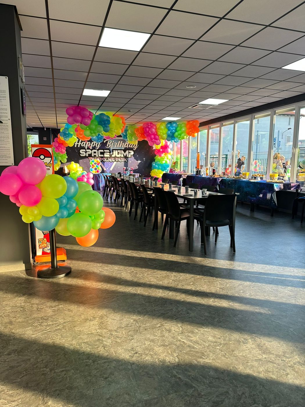 Sala in esclusiva per feste di compleanno apparecchiata al piano superiore di Space Jump, Lissone
