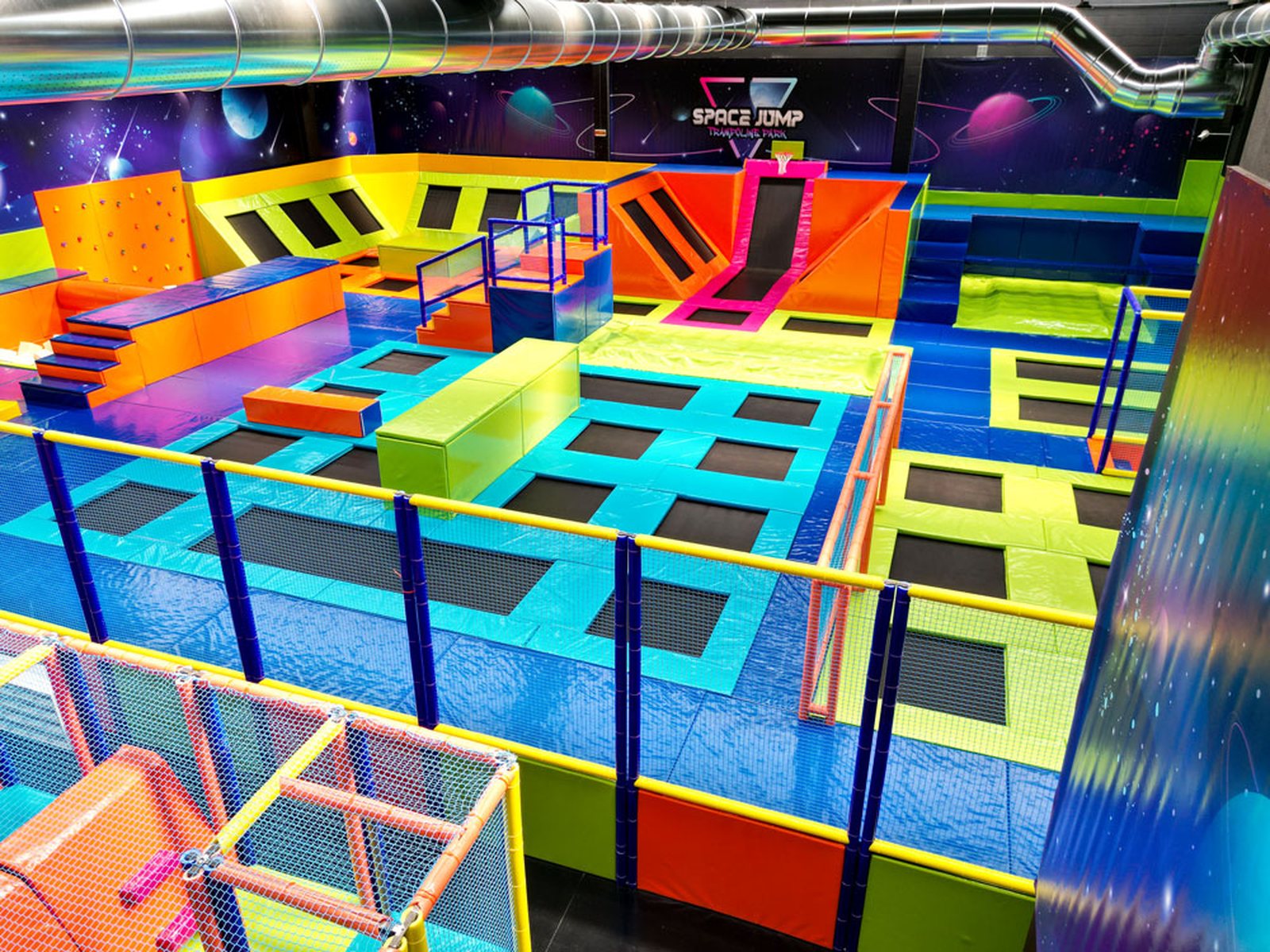 Area trampolini del parco indoor Space Jump di Lissone, in provincia di Monza e Brianza